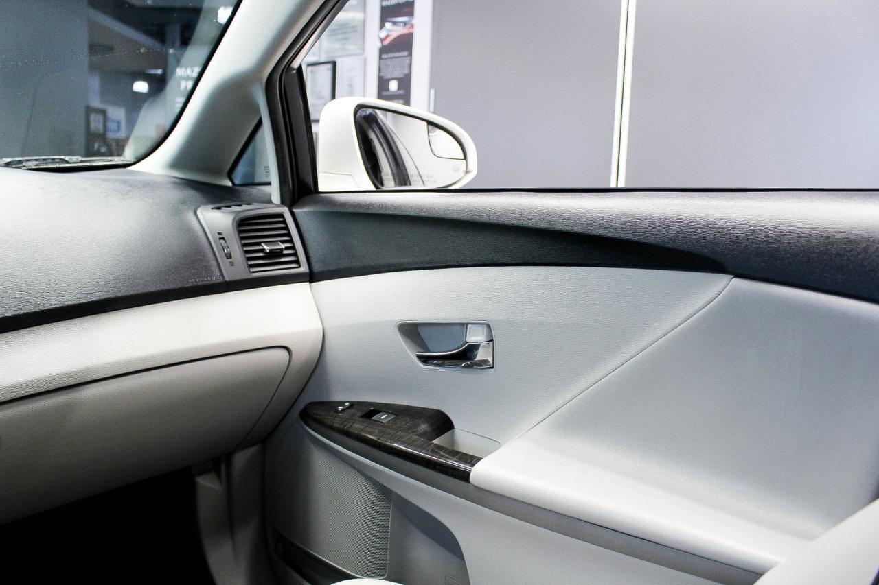 2014 Toyota Venza V6 HEATED FRONT SEATS - REARVIEW CAMERA - CLEAN CARFAX! Photo