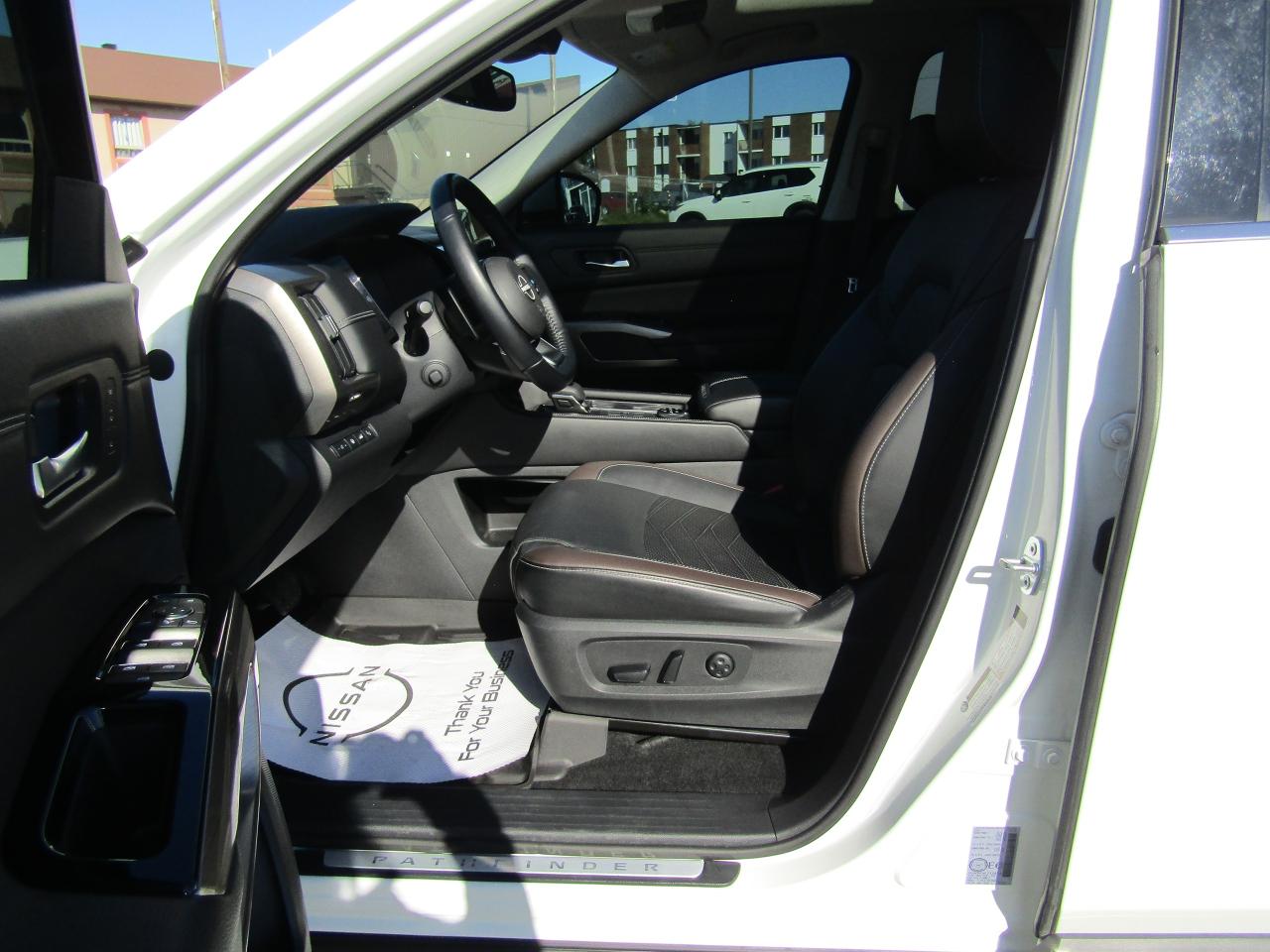 2022 Nissan Pathfinder Platinum Photo