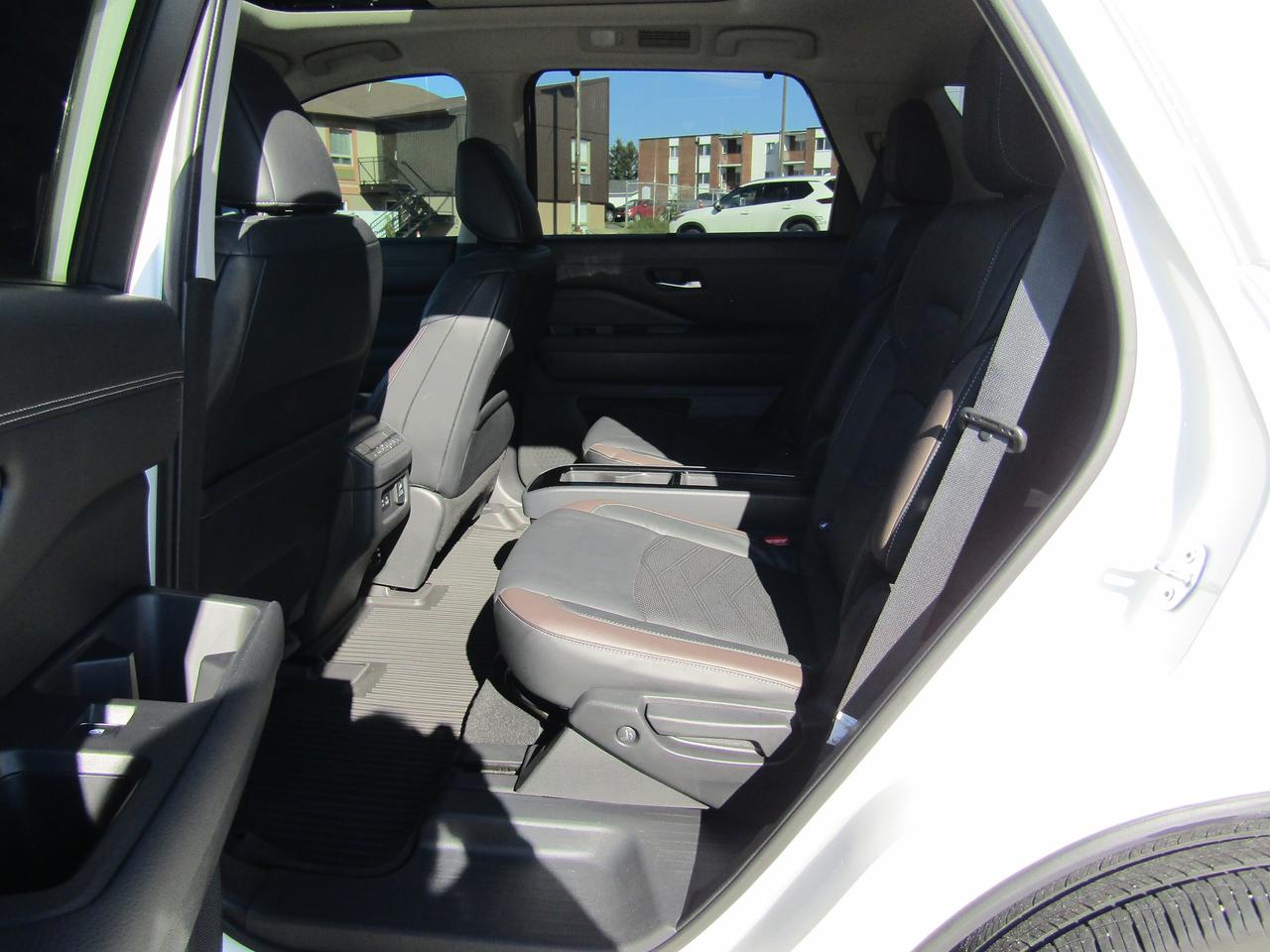 2022 Nissan Pathfinder Platinum Photo