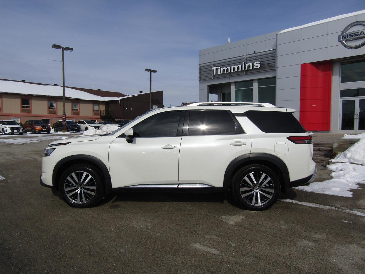2022 Nissan Pathfinder Platinum Photo