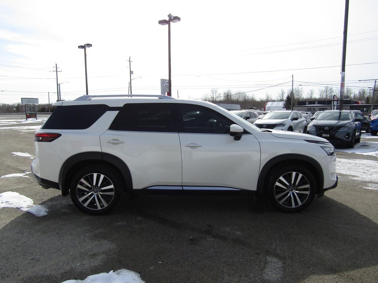 2022 Nissan Pathfinder Platinum Photo