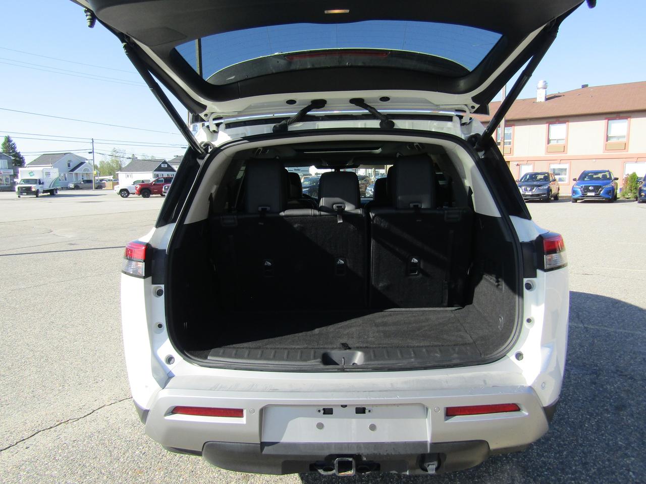 2022 Nissan Pathfinder Platinum Photo