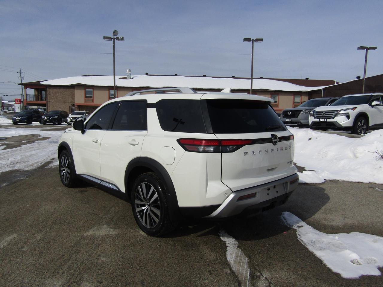 2022 Nissan Pathfinder Platinum Photo