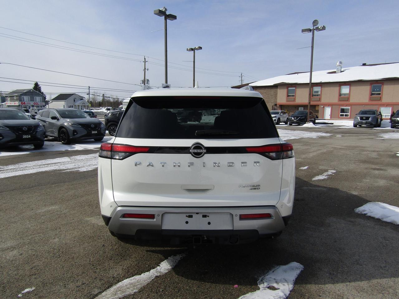 2022 Nissan Pathfinder Platinum Photo