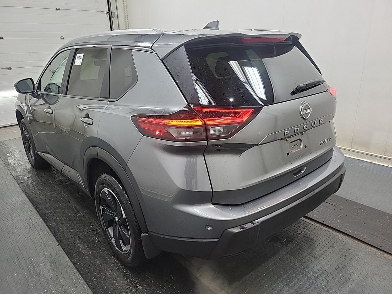 2024 Nissan Rogue SV MOONROOF Photo3