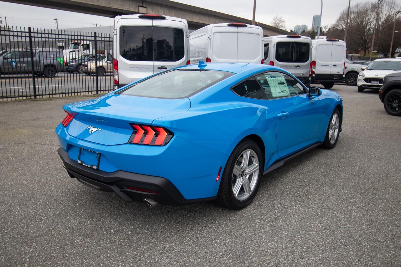 2026 Ford Mustang EcoBoost Fastback Photo4