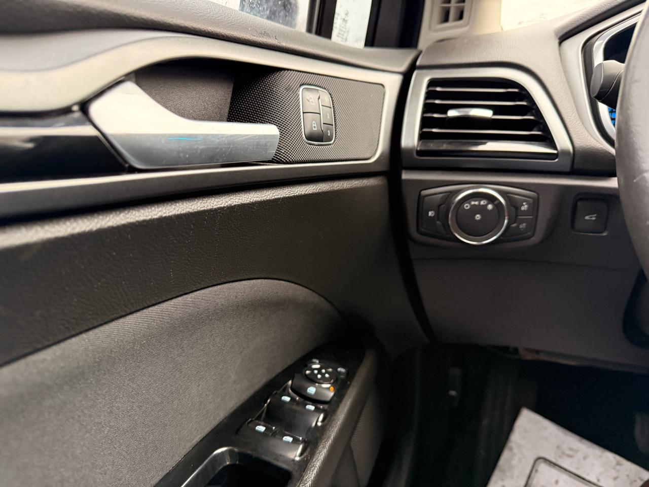 2016 Ford Fusion SE Photo