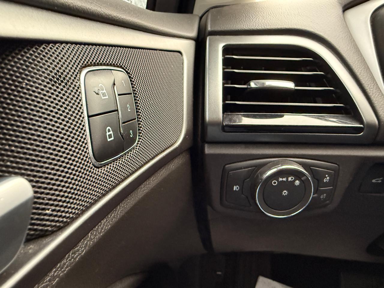 2016 Ford Fusion SE Photo