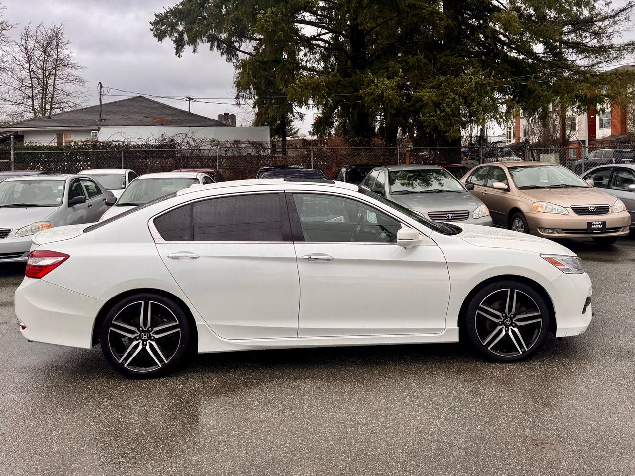 2017 Honda Accord FINANCING AVAILABLE Photo4