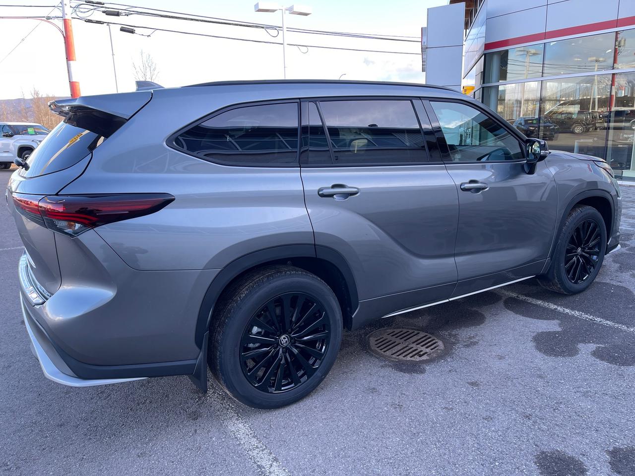 2026 Toyota Highlander XSE Photo4