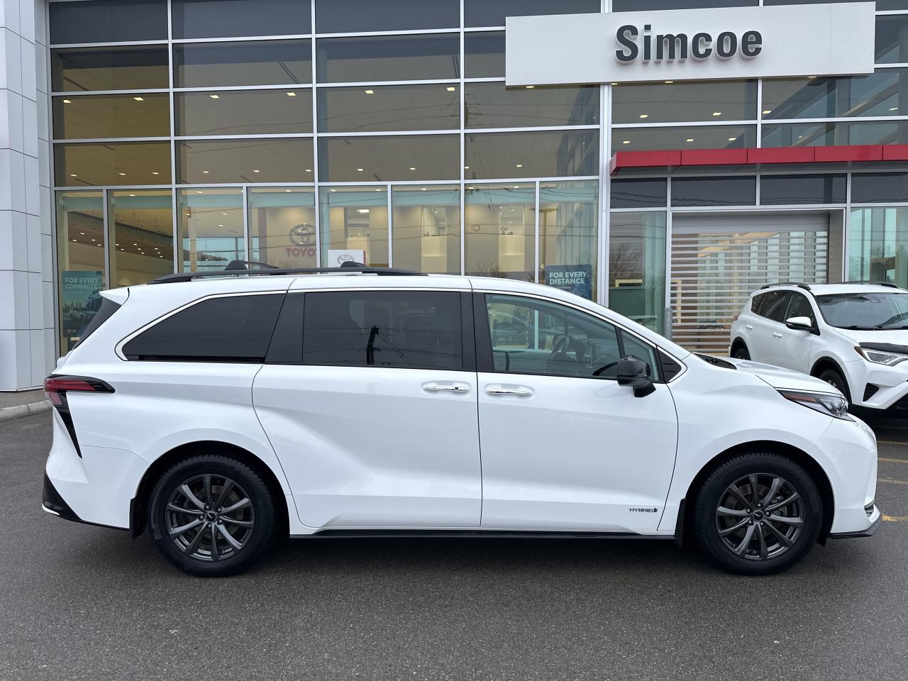2021 Toyota Sienna XSE Photo3