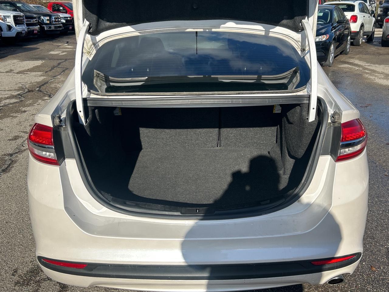 2017 Ford Fusion SE, CLEAN CARFAX, BACK UP CAMERA! Photo