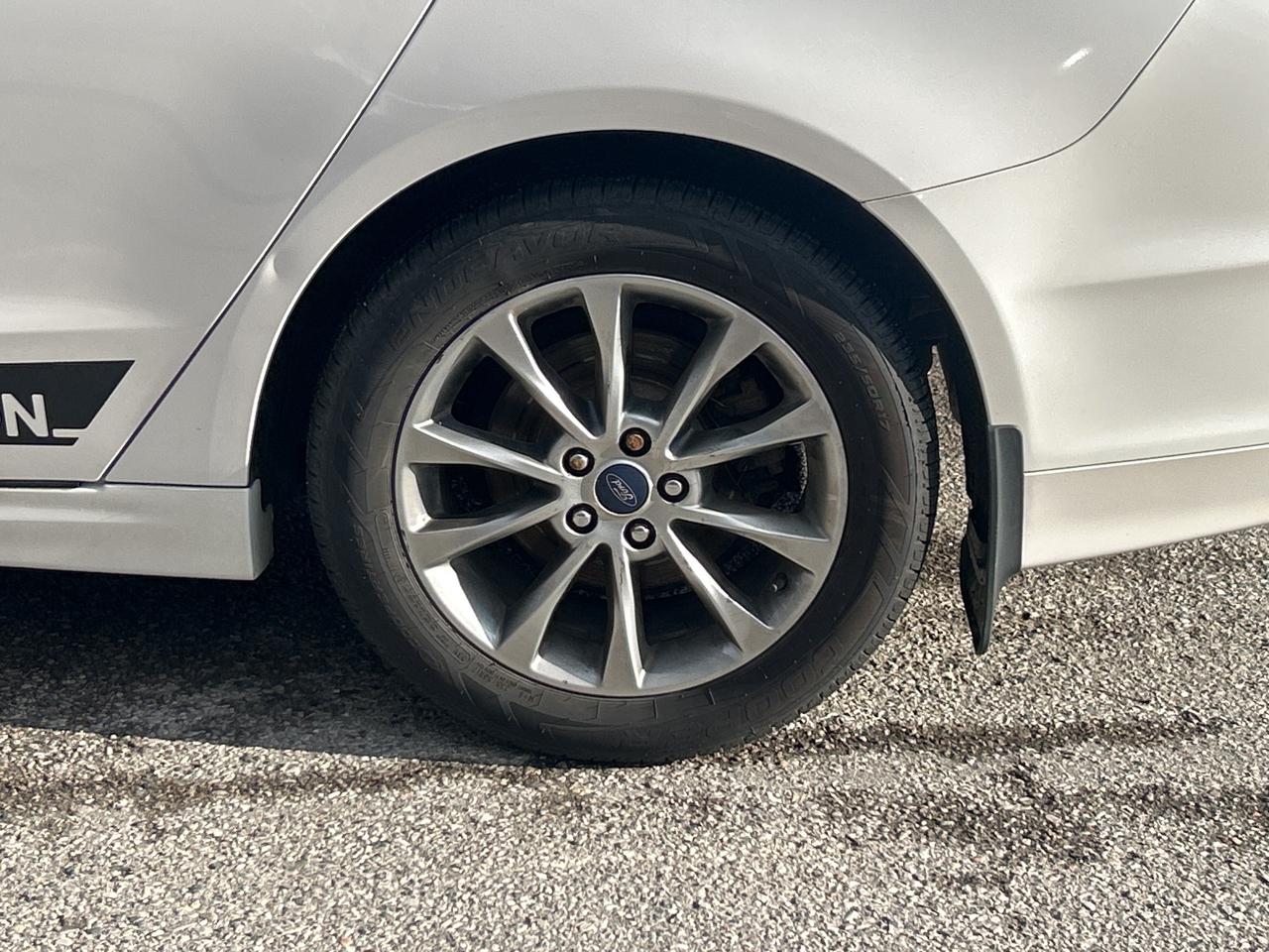 2017 Ford Fusion SE, CLEAN CARFAX, BACK UP CAMERA! Photo