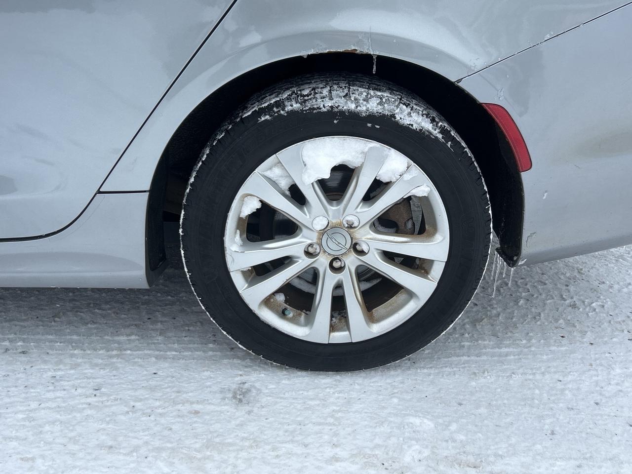 2015 Chrysler 200 LTD, HEATED SEATS, BACK UP CAMERA, REMOTE START! - Photo #9