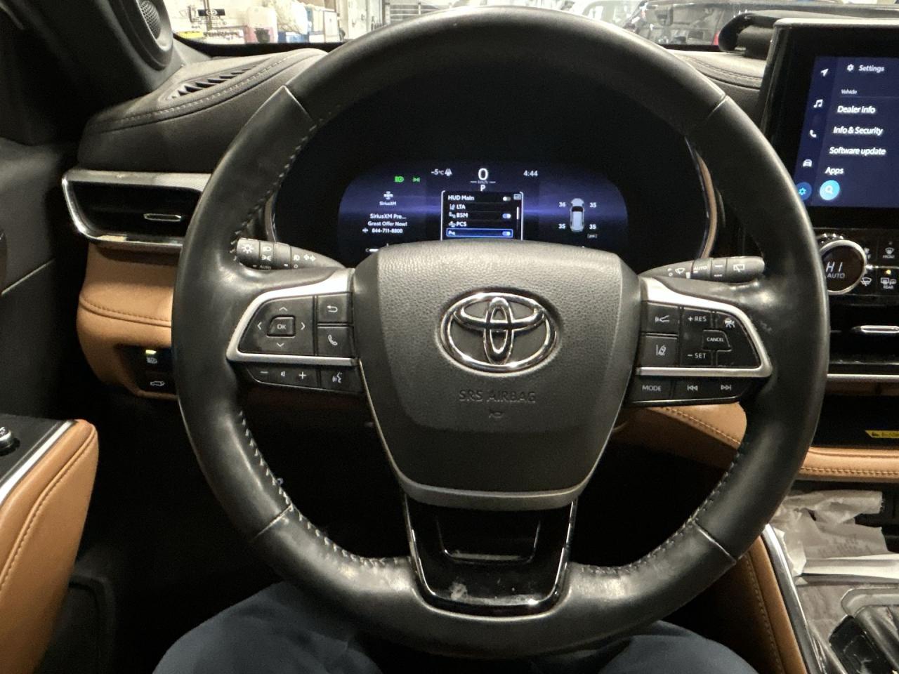2023 Toyota Highlander JUST LANDED Photo3