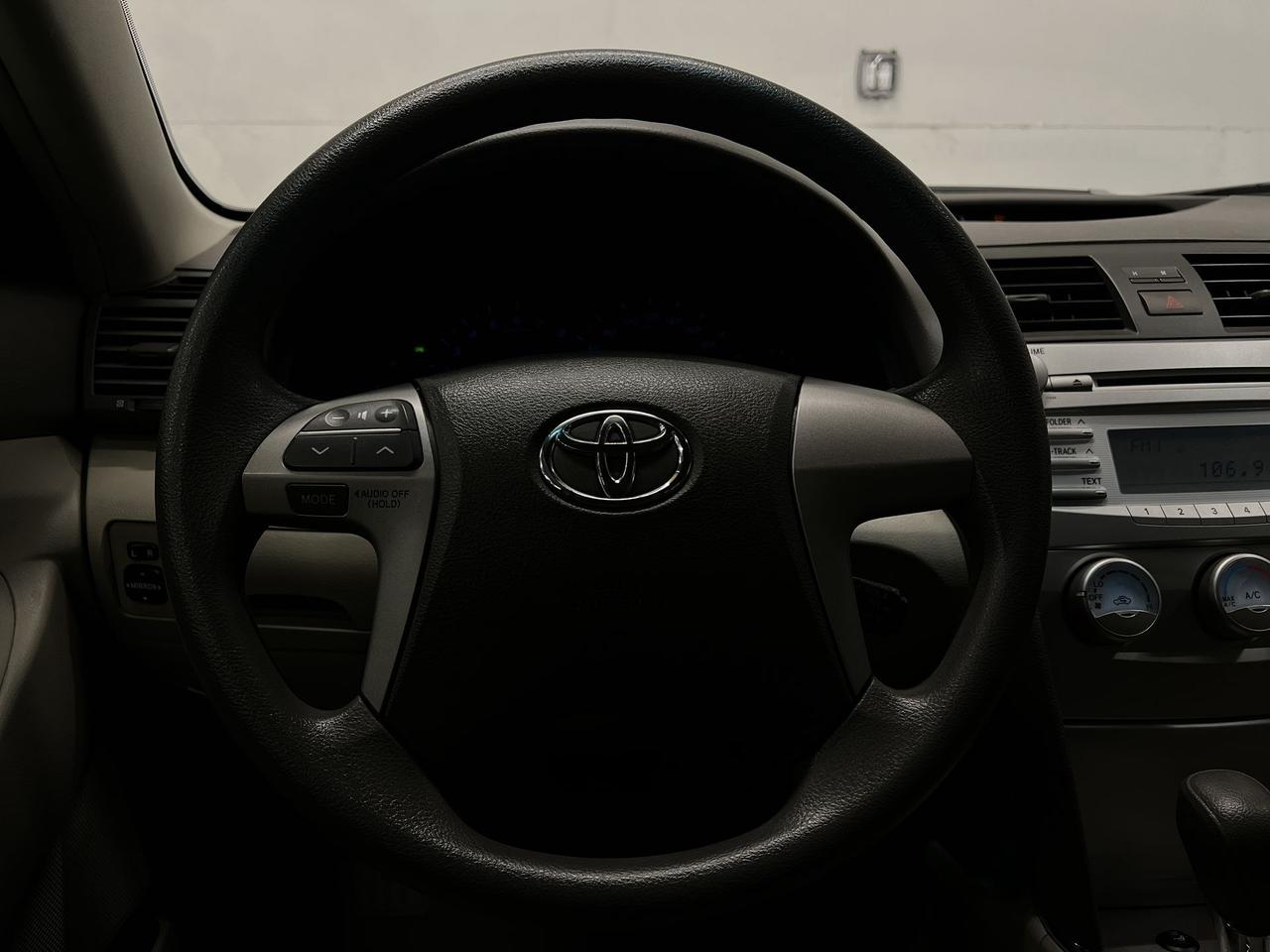 2011 Toyota Camry LE | ONLY 77,000KMS! | KEYLESS ENTRY | CD PLAYER Photo