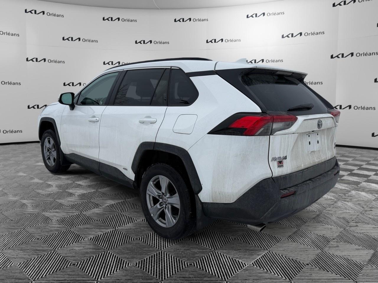 2022 Toyota RAV4 Hybrid XLE AWD Photo2