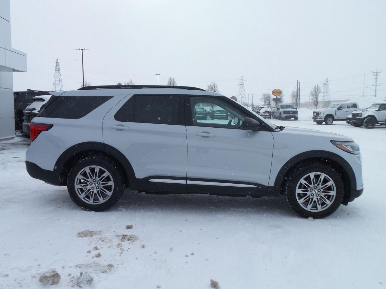 2025 Ford Explorer ACTIVE, PANO ROOF, COMFORT PACKAGE! 20" RIMS! Photo3