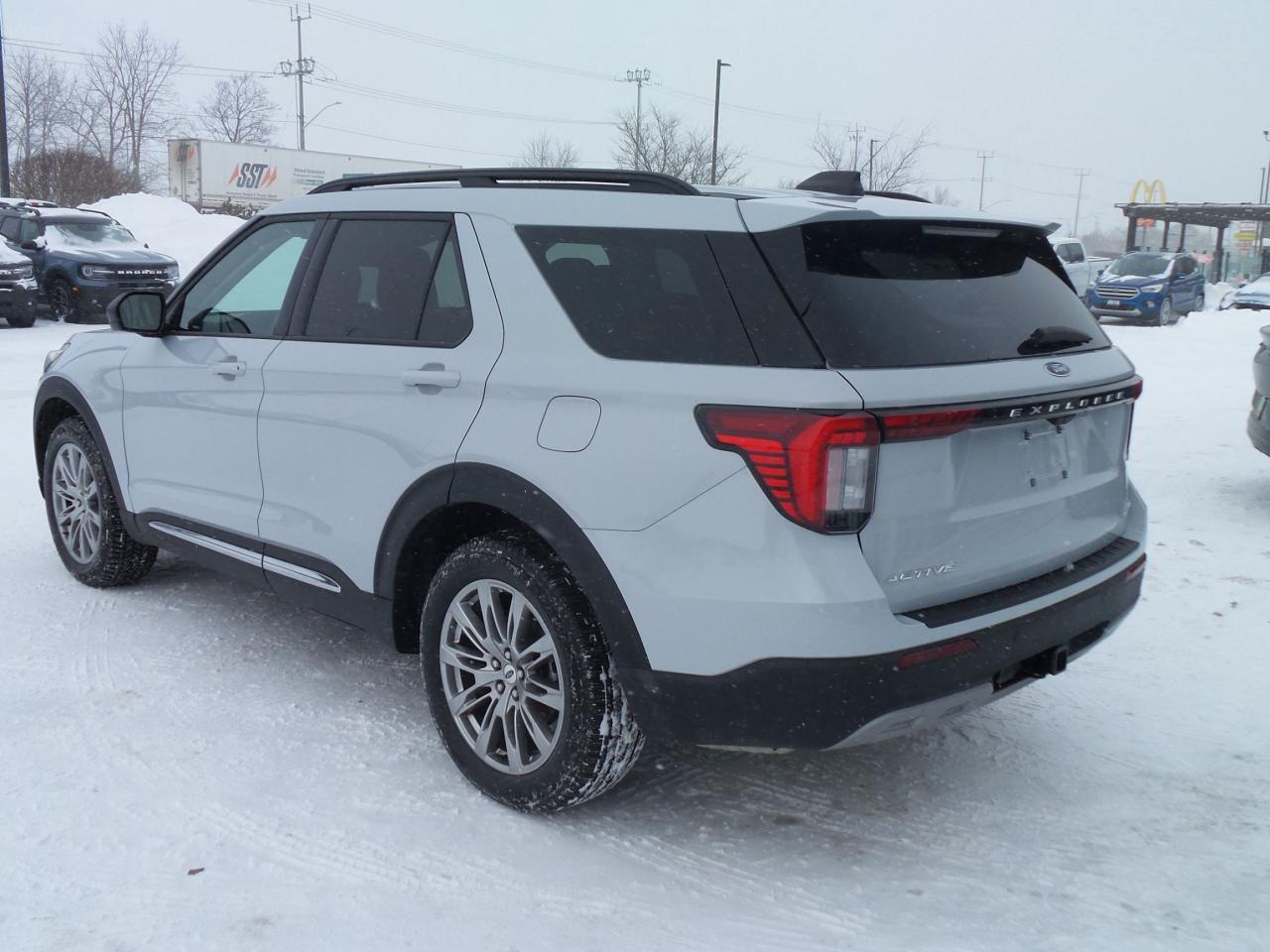 2025 Ford Explorer ACTIVE, PANO ROOF, COMFORT PACKAGE! 20" RIMS! Photo