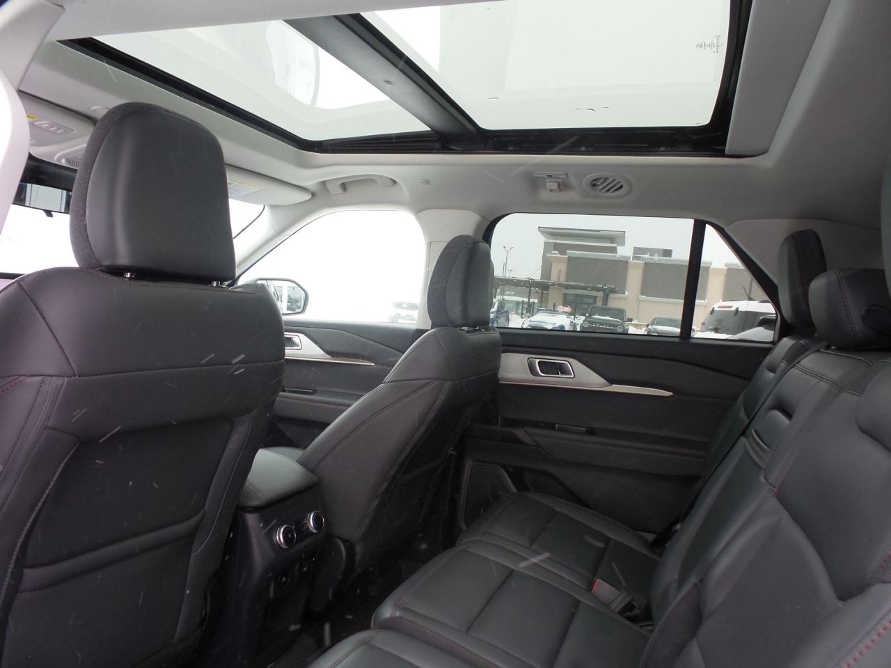 2025 Ford Explorer ACTIVE, PANO ROOF, COMFORT PACKAGE! 20" RIMS! Photo