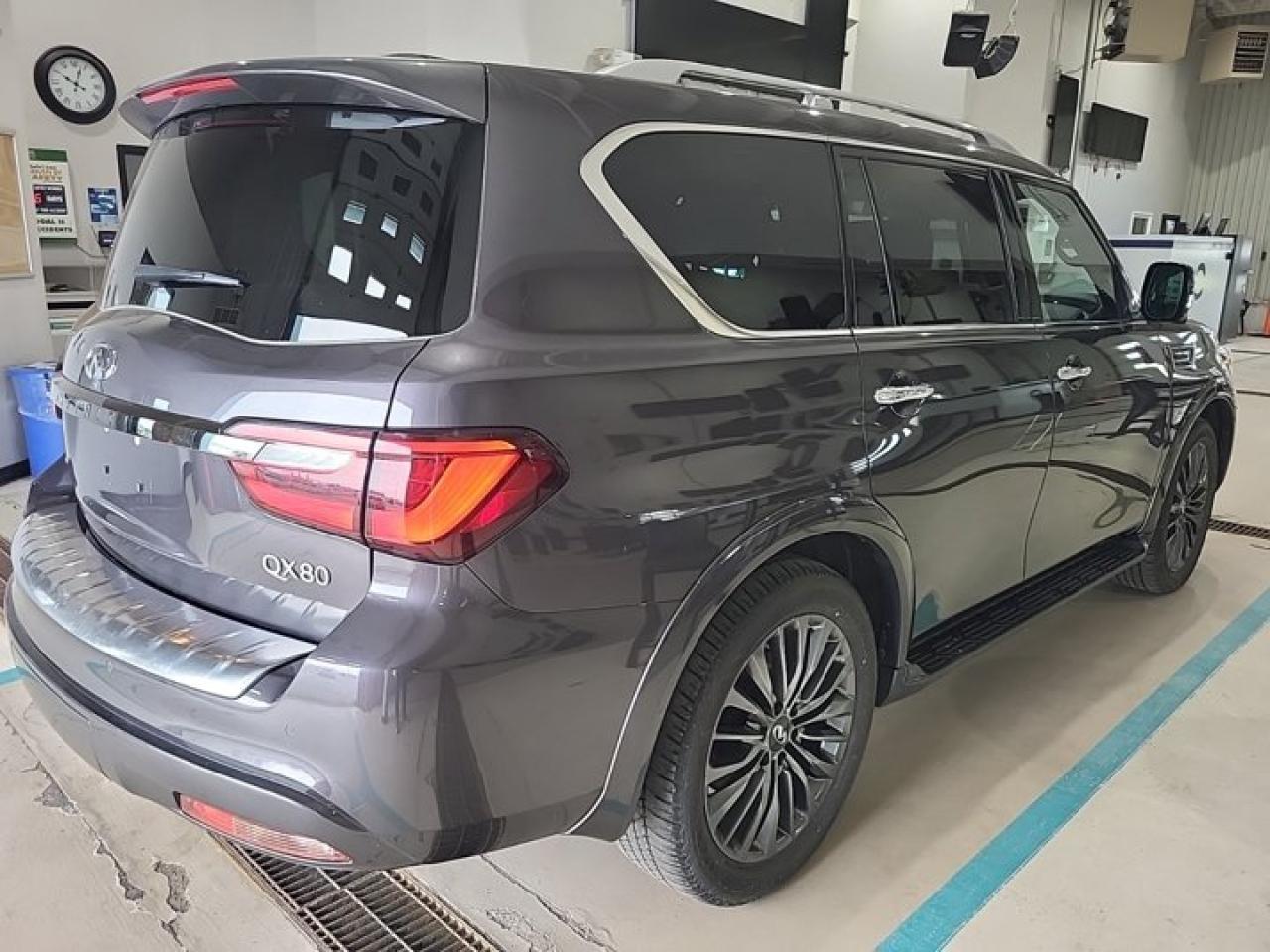 2023 Infiniti QX80 ProACTIVE AWD | Leather | Sunroof | Nav | Dual Screen Entertainment System | 360 Camera | and More ! Photo