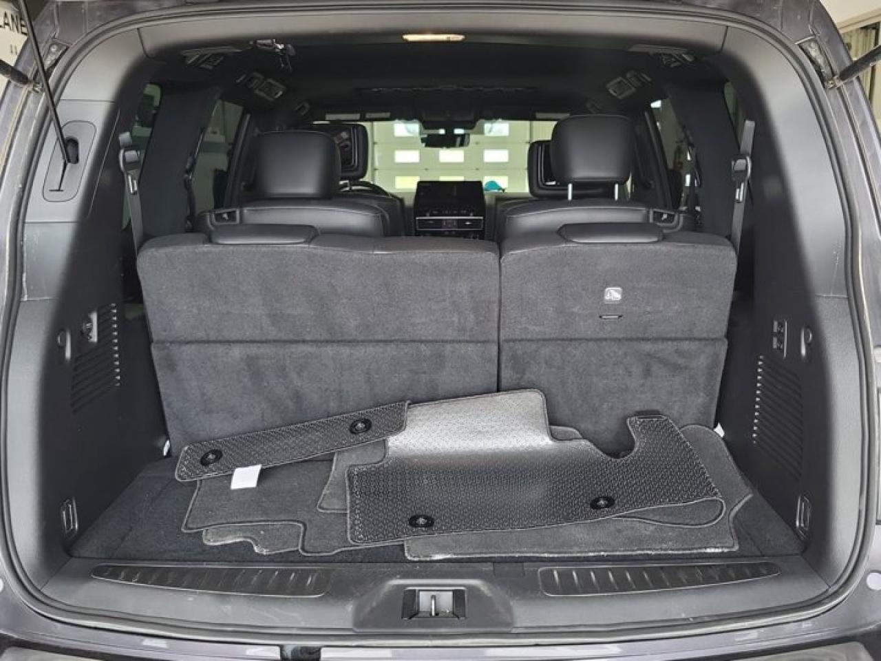 2023 Infiniti QX80 ProACTIVE AWD | Leather | Sunroof | Nav | Dual Screen Entertainment System | 360 Camera | and More ! Photo