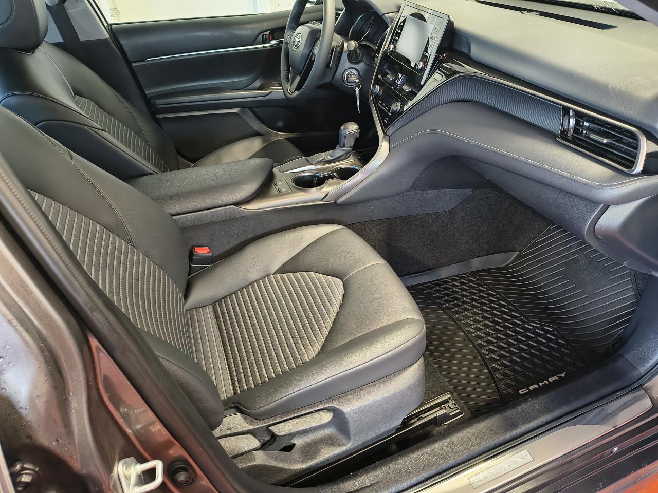 2021 Toyota Camry SE Photo0