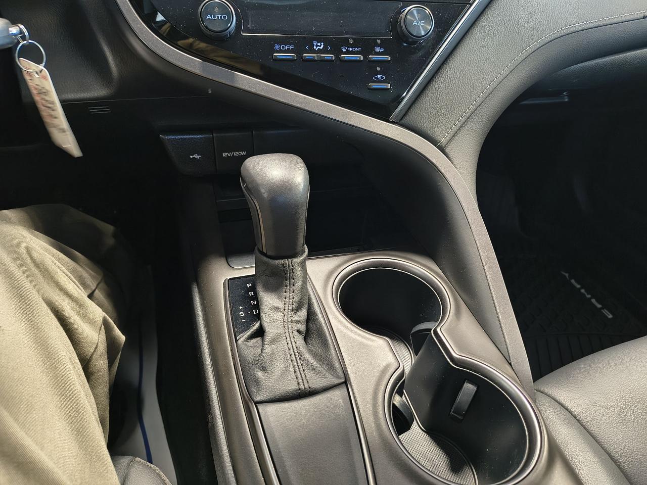 2021 Toyota Camry SE Photo0