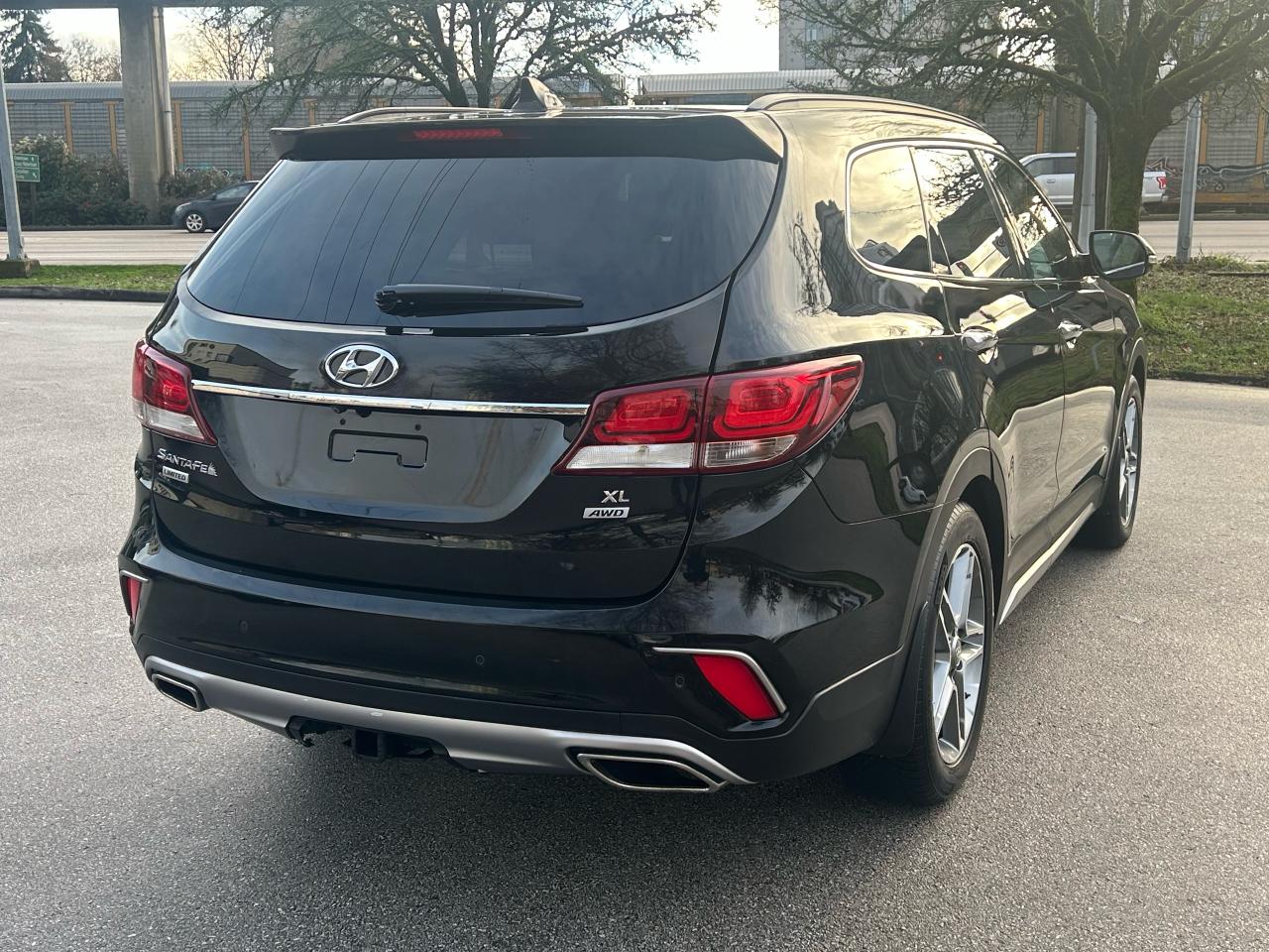 2017 Hyundai Santa Fe XL AWD 4dr Limited w/6-Passenger/Tow Pkg - Photo #6