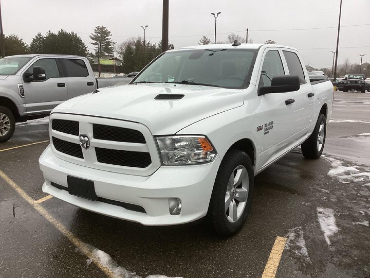 2022 RAM 1500 Classic Express 4x4 Crew Photo0