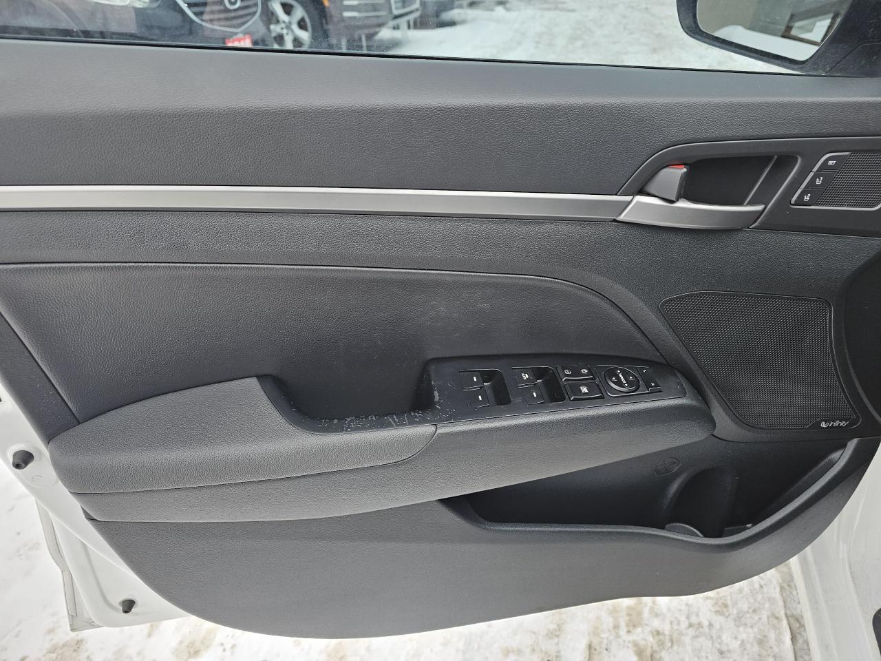 2017 Hyundai Elantra Limited Ultimate, AUTO, NAVI, BACKUP CAMERA, 211KM Photo