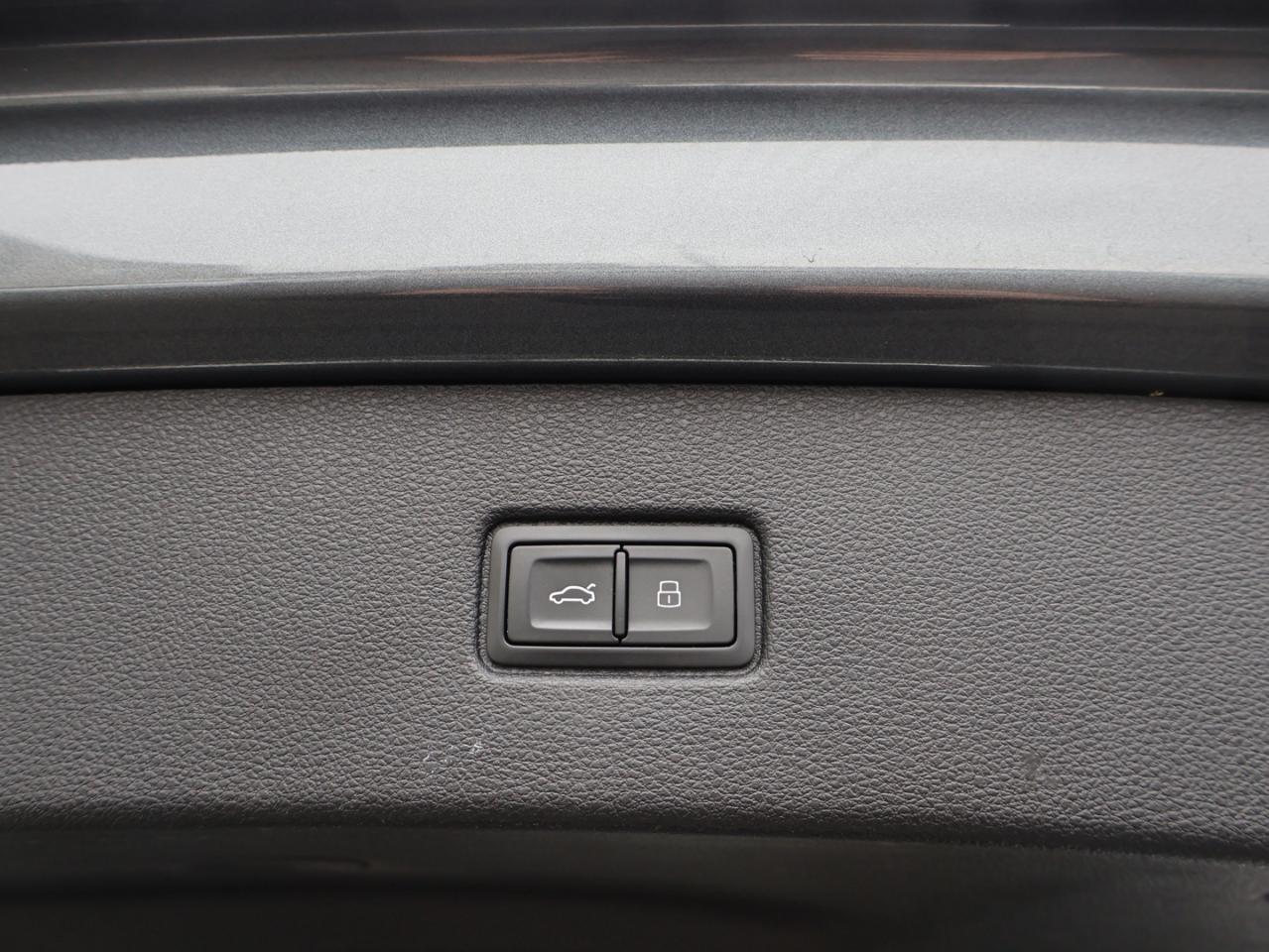 2019 Audi Q7 V6 TECHNIK S-LINE AWD CERTIFIED *ACCIDENT FREE*AUDI MAINTAIN* CAMERA NAV BLUETOOTH LEATHER HEATED SEATS PANO ROOF CRUISE ALLOYS Photo