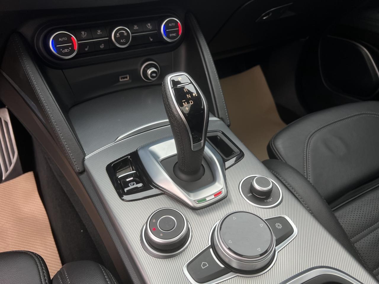 2022 Alfa Romeo Stelvio VELOCE AWD - Blind Spot Monitor - Low Kms !!! Photo