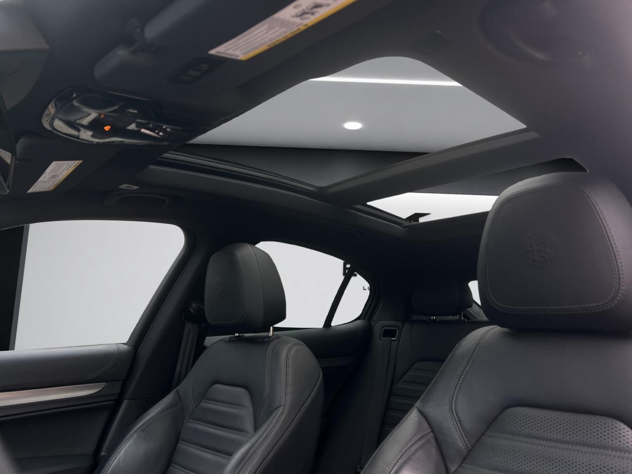 2022 Alfa Romeo Stelvio VELOCE AWD - Blind Spot Monitor - Low Kms !!! Photo