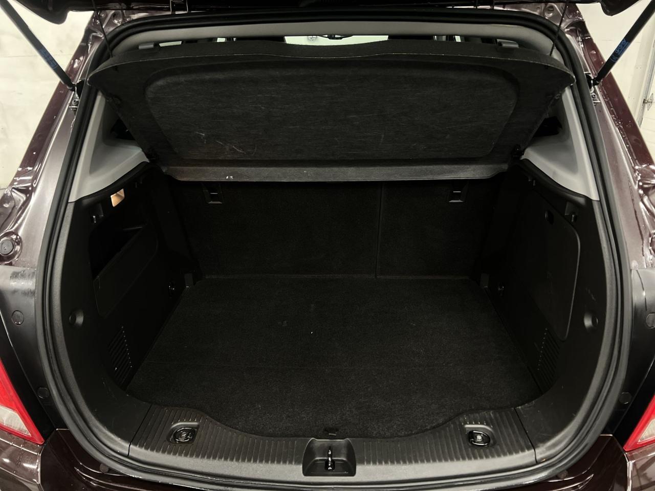 2022 Chevrolet Trax LT AWD | LEATHER | CARPLAY | REMOTE START | A/C Photo