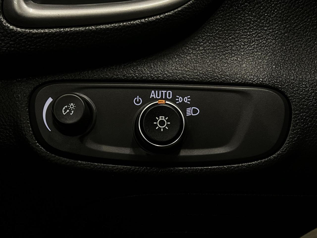 2022 Chevrolet Trax LT AWD | LEATHER | CARPLAY | REMOTE START | A/C Photo
