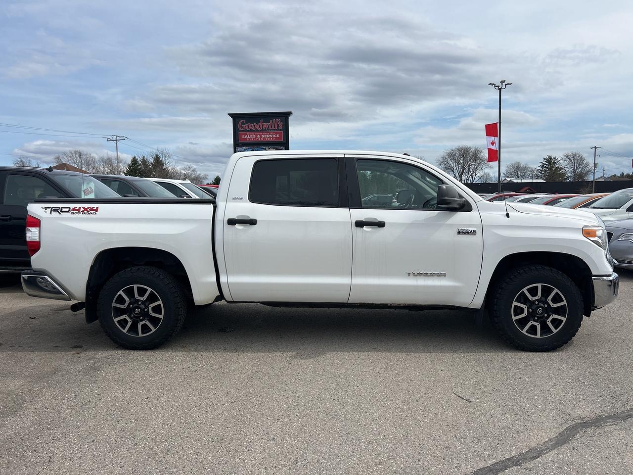 2017 Toyota Tundra SR5 TRD, SUNROOF, NAV, HEATED CLOTH, BACK UP CAM! Photo
