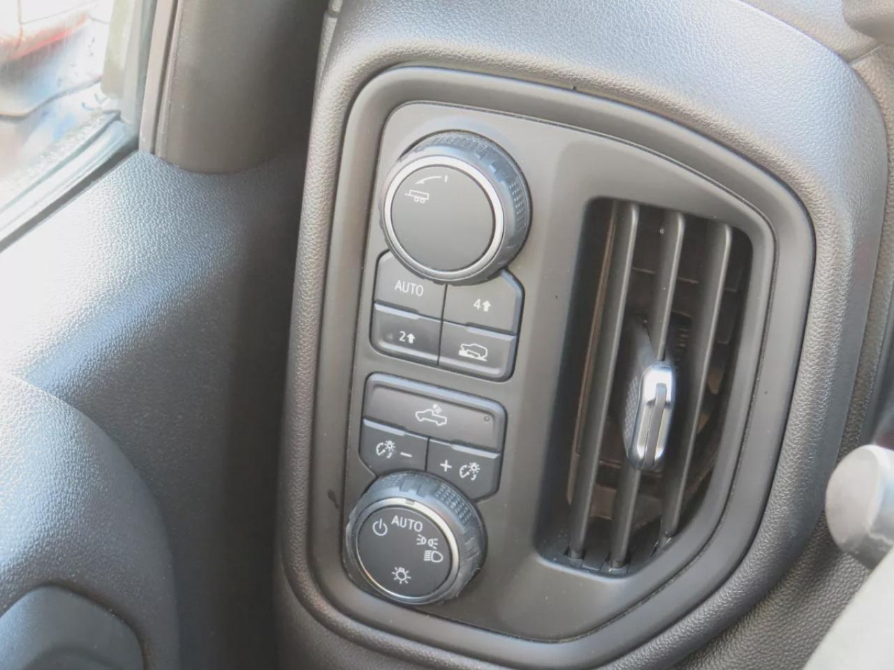 2021 Chevrolet Silverado 1500 Custom (**SAFETY/CERTIFIED!!**CLEAN TITLE/NO ACCIDENTS!!**4X4**TRAILER HITCH**BOXLINER**TONNEAU COVER**RUNNING BOARDS**AUTO HEADLIGHTS**BACKUP CAMERA**DIGITAL TOUCHSCREEN**USB/AUX PORT**CRUISE CONTROL**POWER WINDOWS**POWER LOCKS**BLUETOOTH**WEATHER TECH M Photo