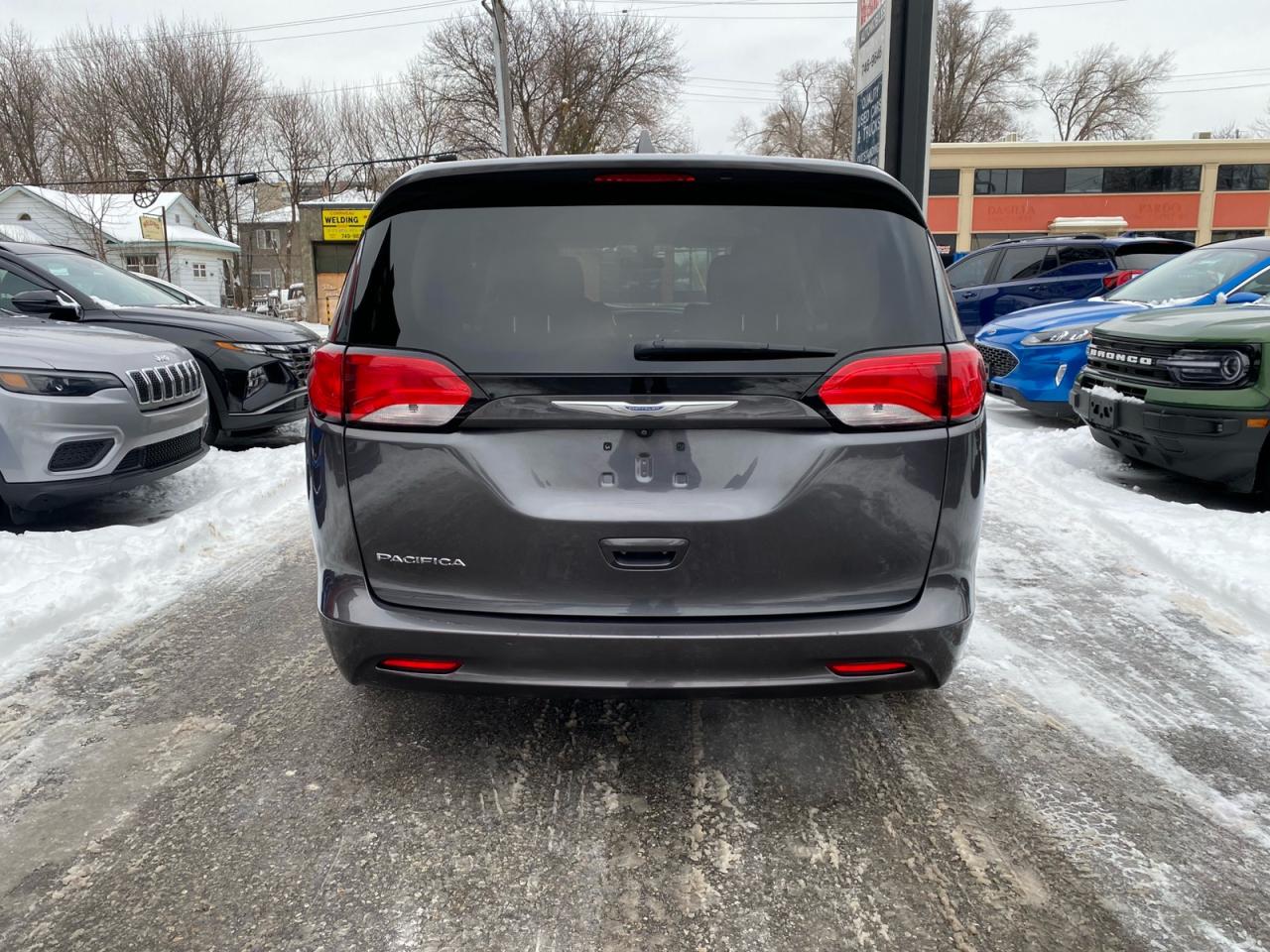 2018 Chrysler Pacifica Apple CarPlay | Android Auto | Rear Temperature Controls Photo4