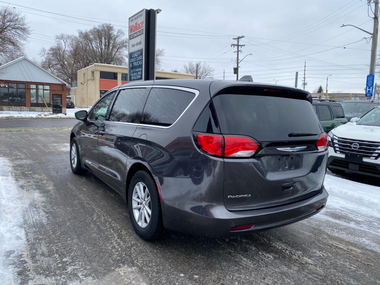 2018 Chrysler Pacifica Apple CarPlay | Android Auto | Rear Temperature Controls Photo