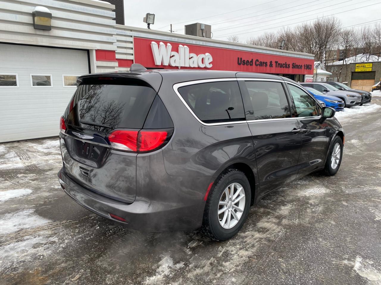 2018 Chrysler Pacifica Apple CarPlay | Android Auto | Rear Temperature Controls Photo