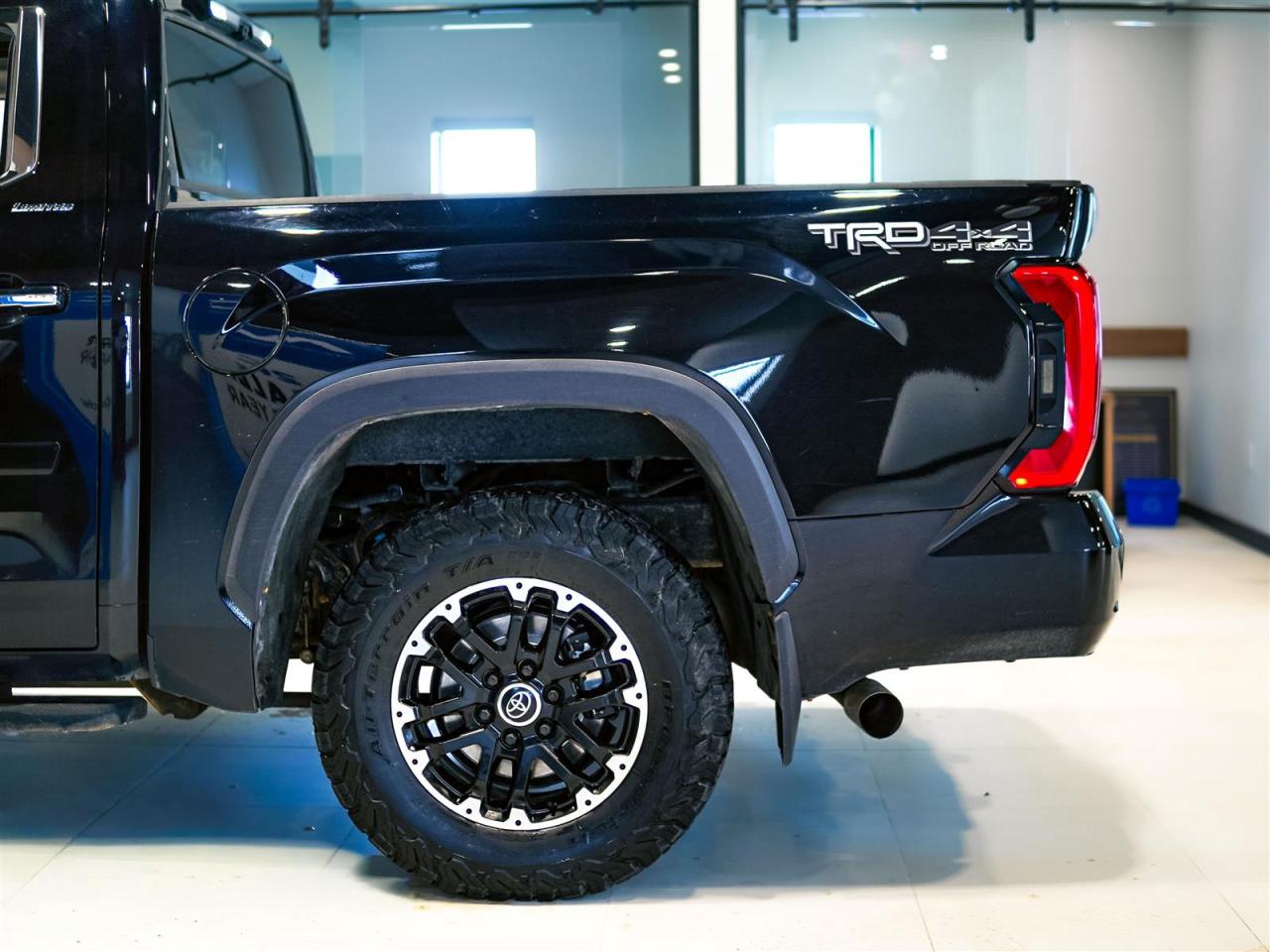 2023 Toyota Tundra LIMITED HYBRID CREW | TRD OFFROAD | 4X4 | NO ACCIDENTS | RED CALIPERS Photo