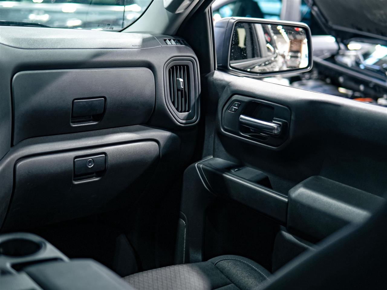 2024 Chevrolet Silverado 1500 CUSTOM | CREW CAB | 4WD | BLACKOUT PKG | NO ACCIDENTS Photo