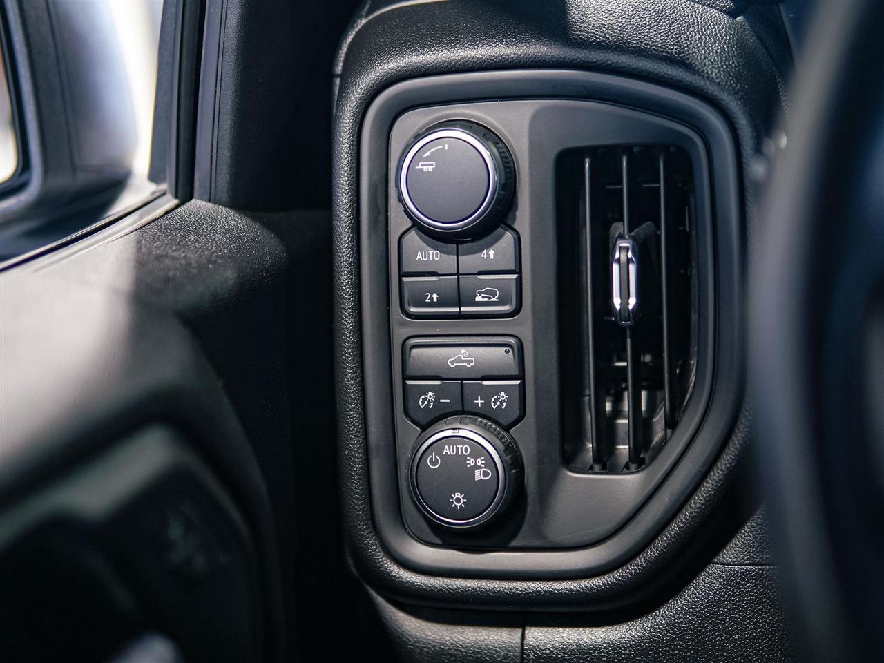2024 Chevrolet Silverado 1500 CUSTOM | CREW CAB | 4WD | NO ACCIDENTS Photo