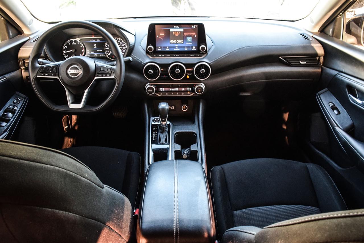 2023 Nissan Sentra SV SPECIAL EDITION / ONE OWNER / SUNROOF / CARPLAY Photo