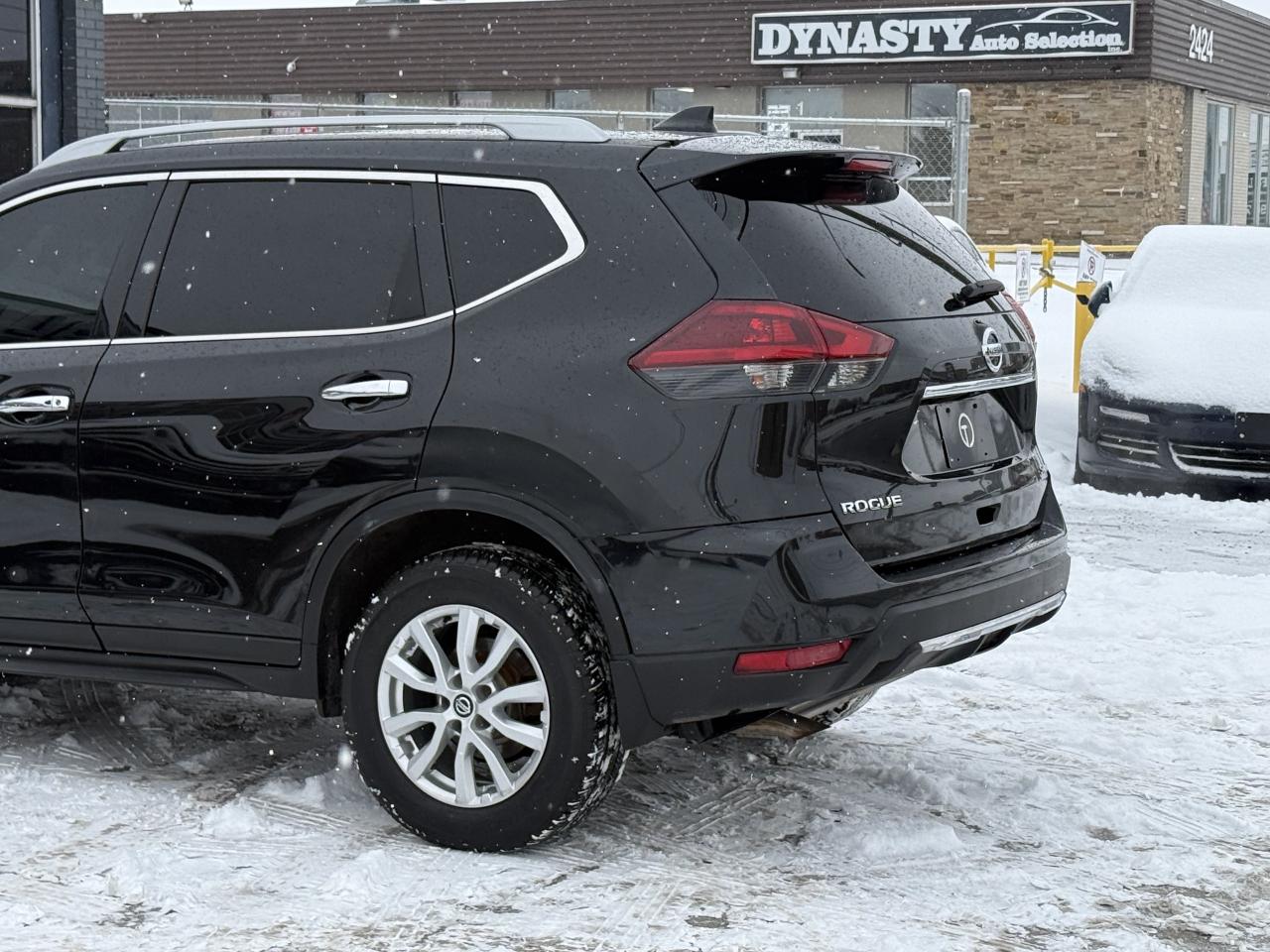 2018 Nissan Rogue SV | PANO | BACK UP CAMERA Photo