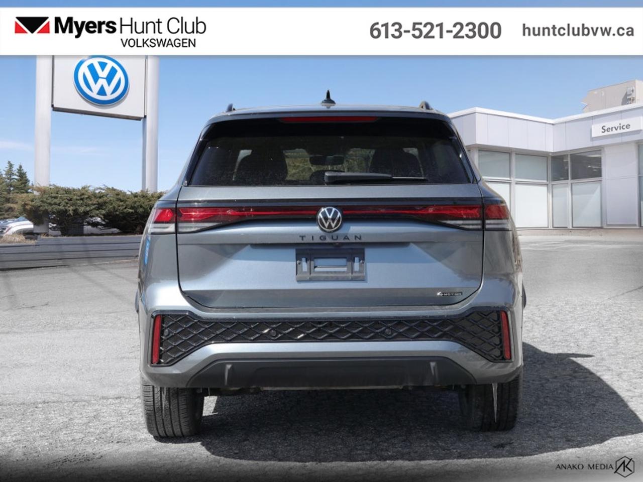 2025 Volkswagen Tiguan Comfortline R-Line Black Edition Photo2