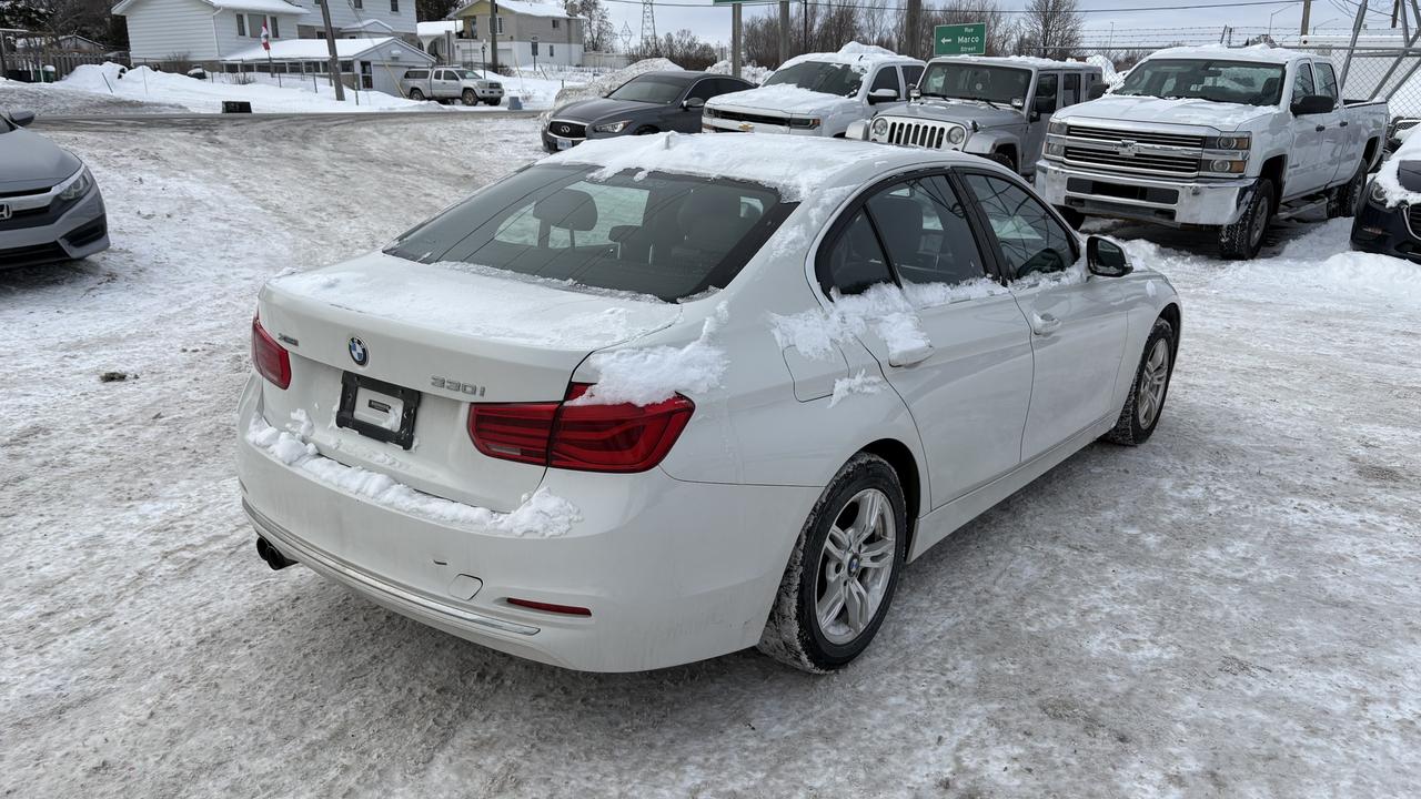 2017 BMW 3 Series 330i xDrive Photo4