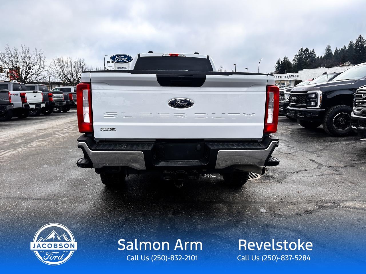 2023 Ford F-350 Super Duty SRW XLT Photo3