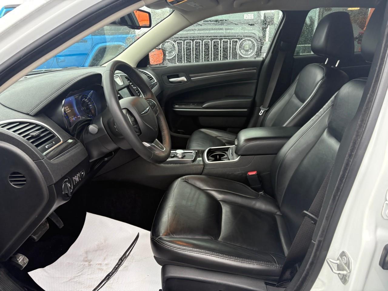 2022 Chrysler 300 Touring L 4dr Rear-Wheel Drive Sedan Photo3